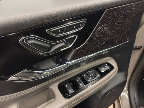 Used 2025 Lincoln Corsair Reserve w/ Rear Removable Package Tray image 20