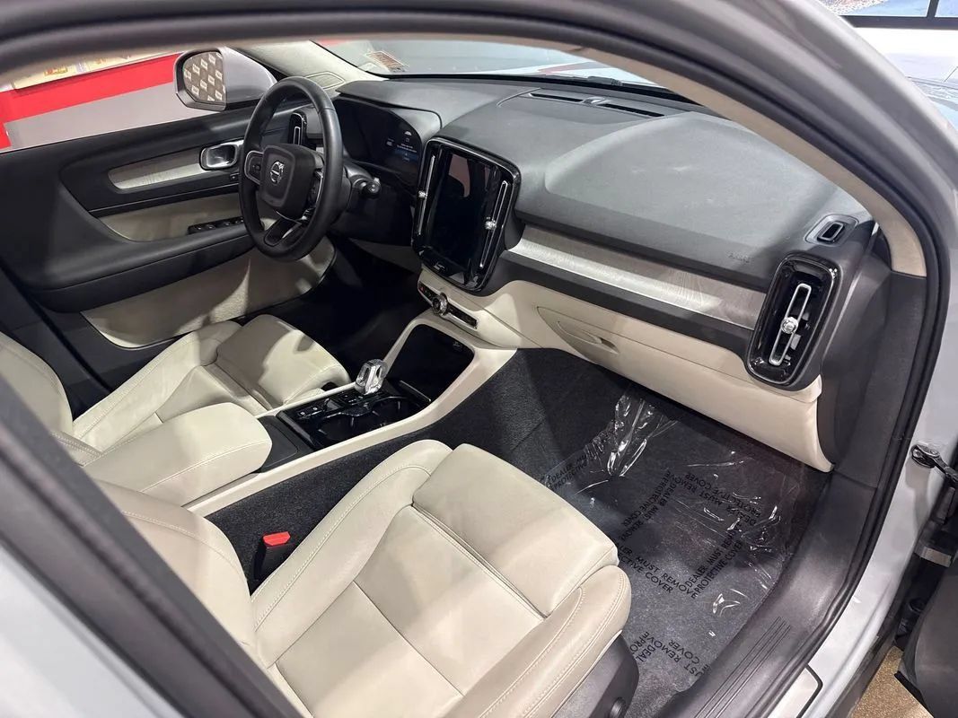 Used 2024 Volvo XC40 B5 Plus AWD/4WD image 95