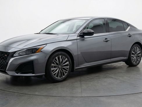 Used 2025 Nissan Altima 2.5 SV image 3