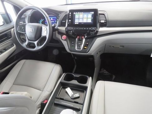 Used 2024 Honda Odyssey EX-L image 3