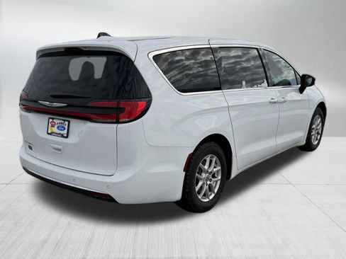 Used 2025 Chrysler Pacifica Select image 7