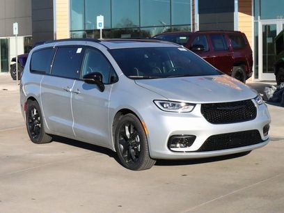 New 2026 Chrysler Pacifica Limited w/ Uconnect Theater Family Group