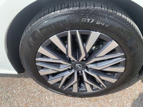 Used 2025 Nissan Altima 2.5 SV image 10