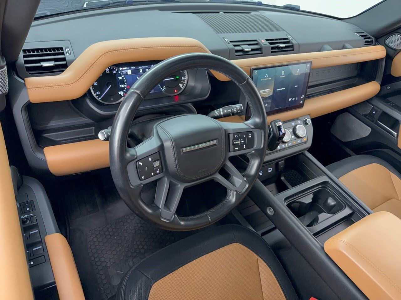 Used 2023 Land Rover Defender 130 X-Dynamic SE AWD/4WD image 4