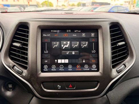 Used 2020 Jeep Cherokee Trailhawk w/ Comfort/Convenience Group AWD/4WD image 29