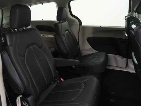 Used 2020 Chrysler Pacifica Touring-L Plus image 11