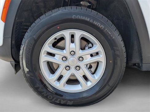 Used 2024 Jeep Grand Cherokee Laredo AWD/4WD image 9