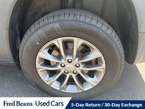 Used 2020 Jeep Cherokee Latitude Plus w/ Cold Weather Group AWD/4WD image 10