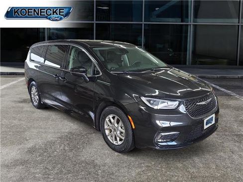 Used 2023 Chrysler Pacifica Touring-L image 7