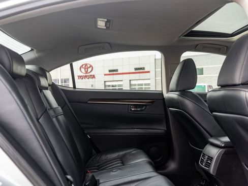 Used 2017 Lexus ES 350 w/ Luxury Package image 13