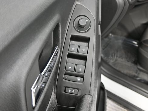 Used 2022 Chevrolet Trax LT w/ LT Convenience Package image 19