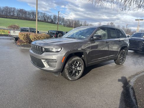 New 2025 Jeep Grand Cherokee Altitude image 8
