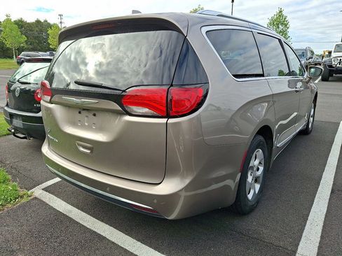 Used 2017 Chrysler Pacifica Touring-L Plus w/ Advanced Safetytec Group FWD image 6