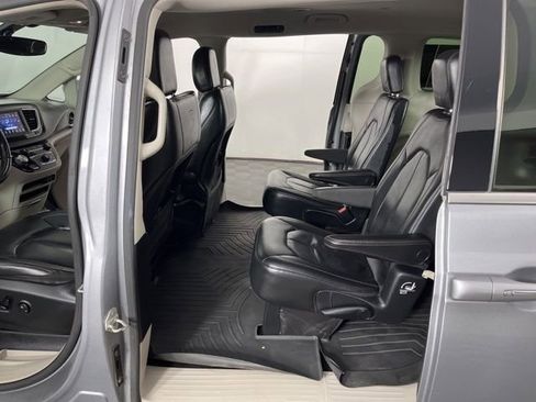 Used 2019 Chrysler Pacifica Touring-L FWD image 39