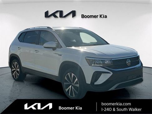 Used 2024 Volkswagen Taos SE image 3