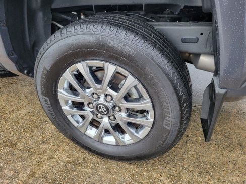 Used 2025 Toyota Tacoma Limited AWD/4WD image 9