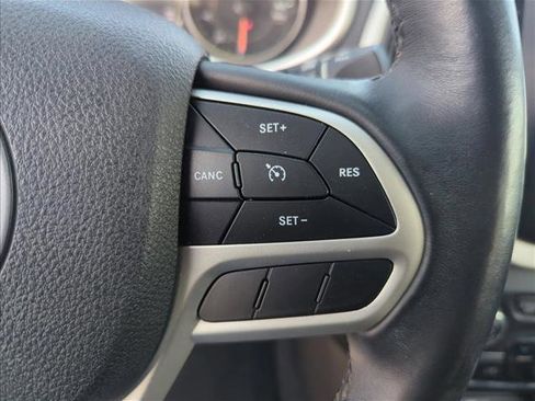 Used 2018 Jeep Cherokee Latitude Plus image 12