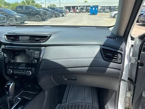 Used 2018 Nissan Rogue SV AWD/4WD image 13
