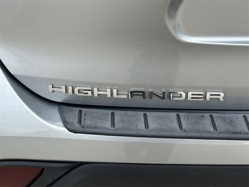 Used 2023 Toyota Highlander XLE image 12