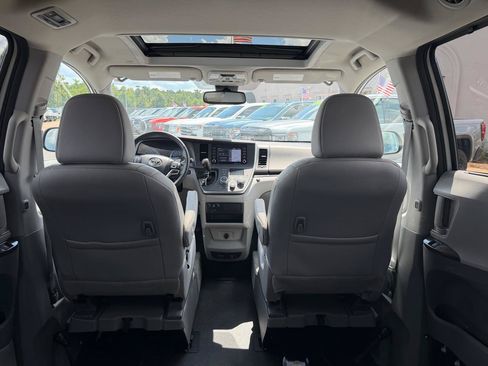 Used 2020 Toyota Sienna XLE w/ XLE Navigation Package FWD image 19