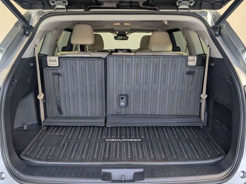 Used 2021 Toyota Highlander XLE FWD image 9