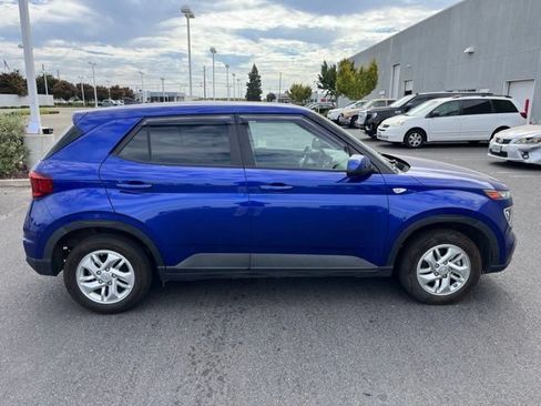 Used 2022 Hyundai Venue SE FWD image 3