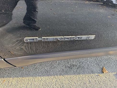 Used 2023 Jeep Cherokee Altitude Lux image 13