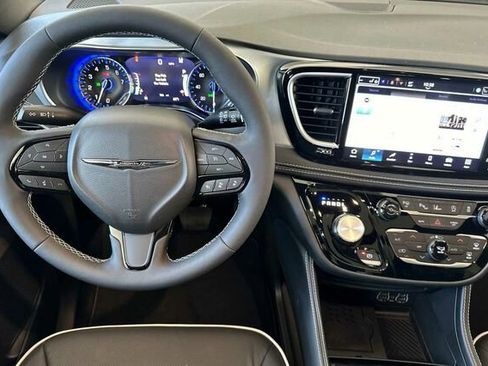 New 2025 Chrysler Pacifica Limited image 11