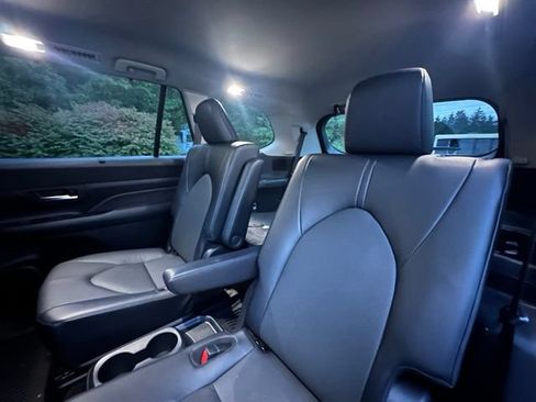 Used 2024 Toyota Grand Highlander AWD image 11