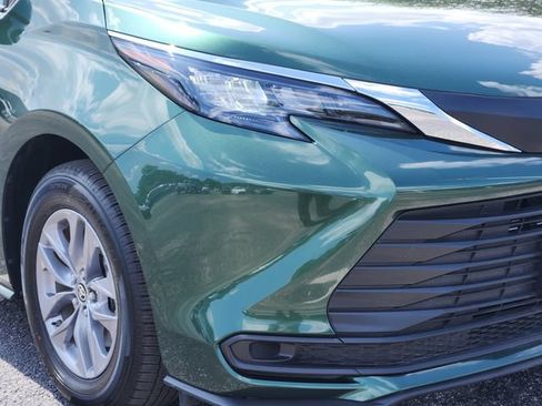 Used 2025 Toyota Sienna LE w/ LE Plus Package AWD/4WD image 6