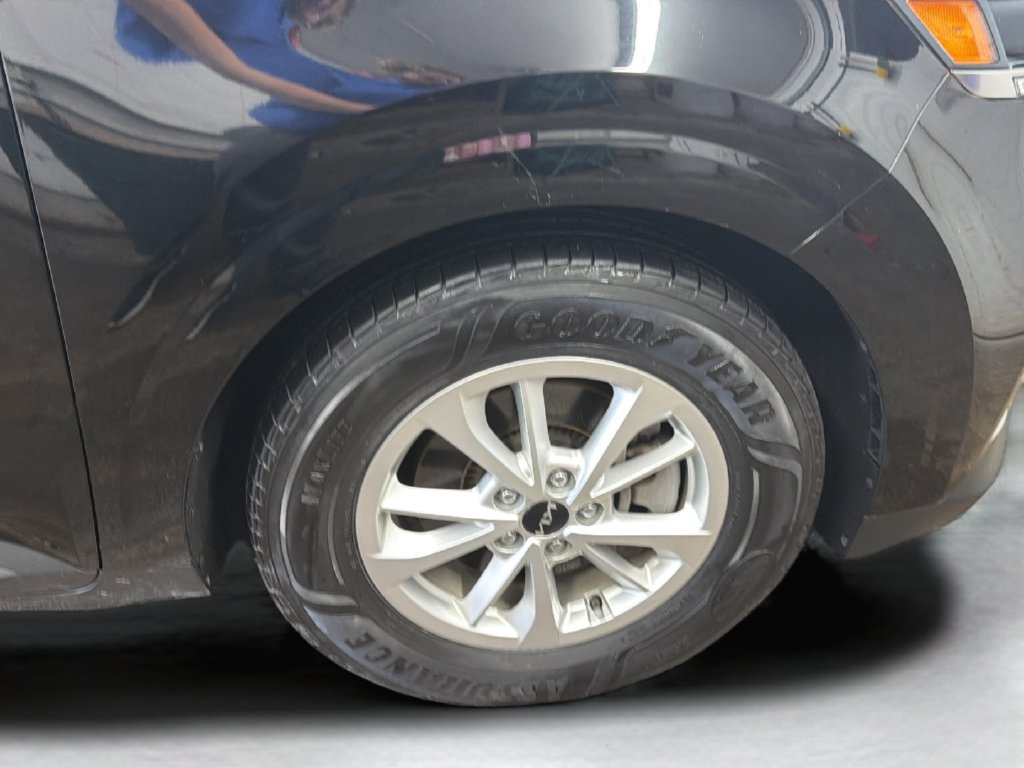 Used 2023 Kia Carnival LX FWD image 29