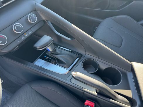 New 2025 Hyundai Elantra SE image 29