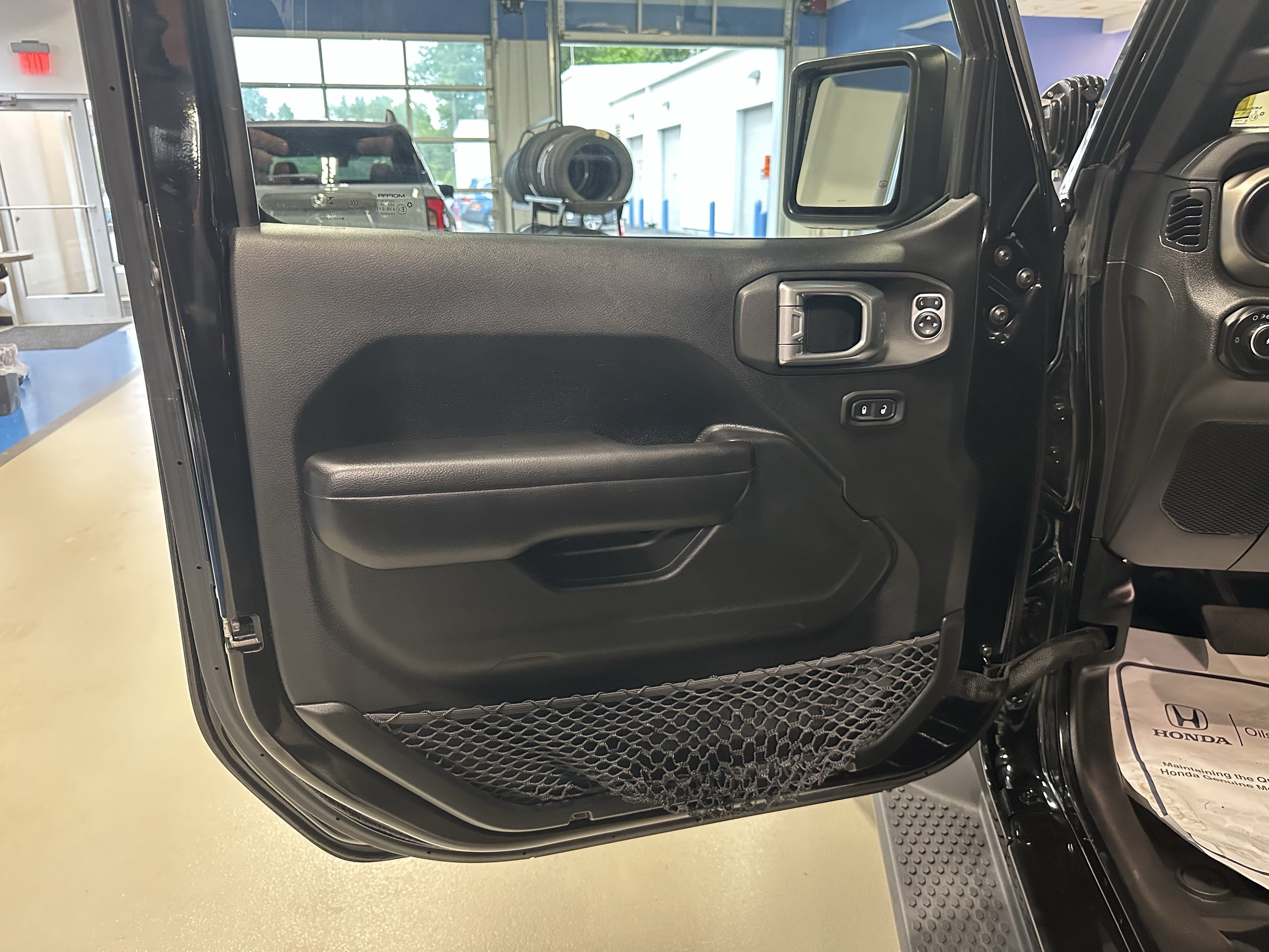 Used 2018 Jeep Wrangler Unlimited Sport S AWD/4WD image 19