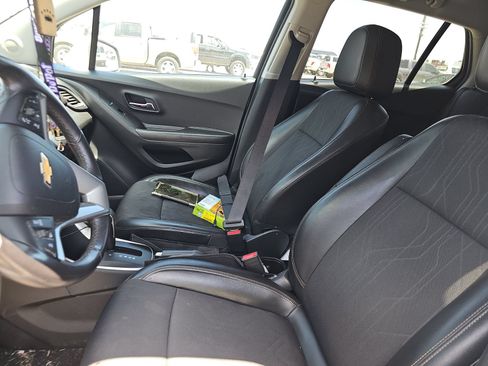 Used 2022 Chevrolet Trax LT w/ LT Convenience Package FWD image 6