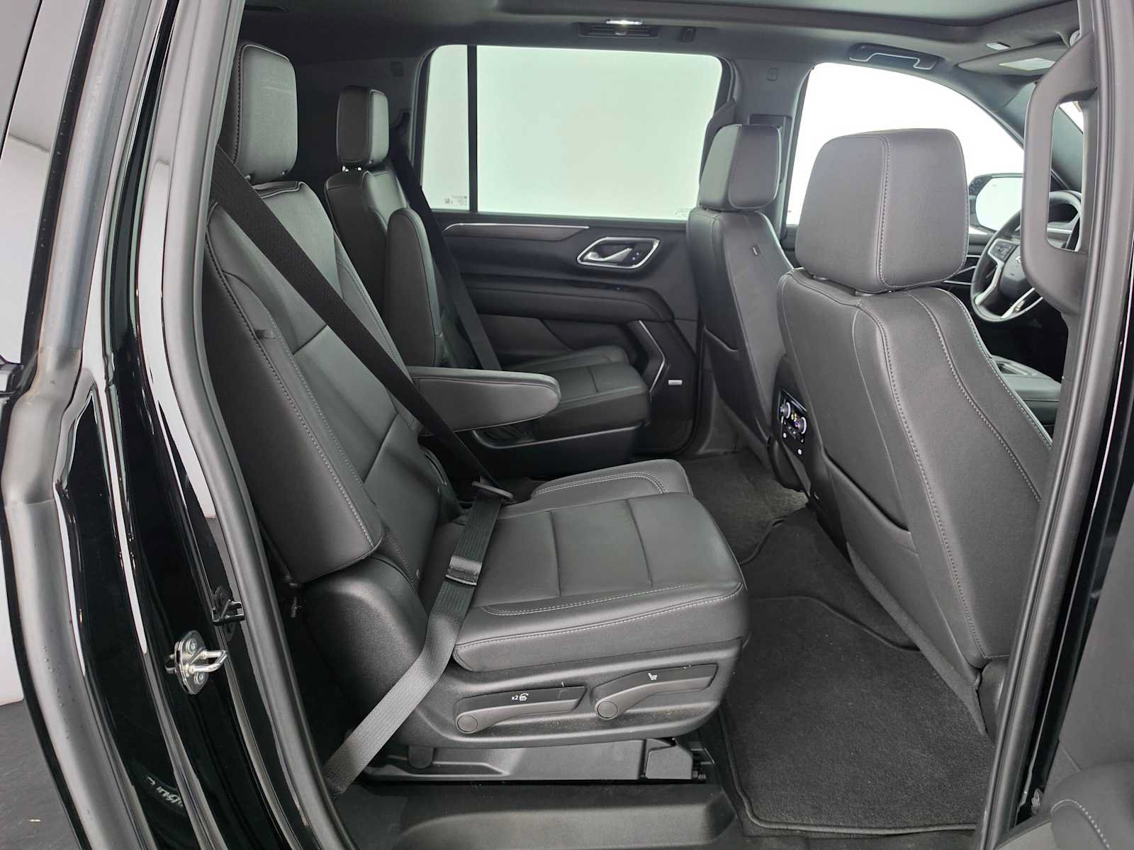 Used 2023 Chevrolet Suburban Z71 w/ Luxury Package AWD/4WD image 12