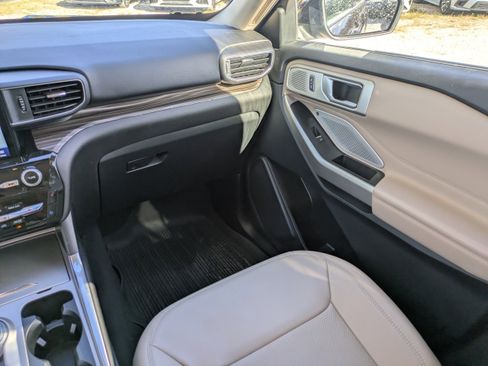 Certified 2023 Ford Explorer Limited w/ Limited Technology Package image 32