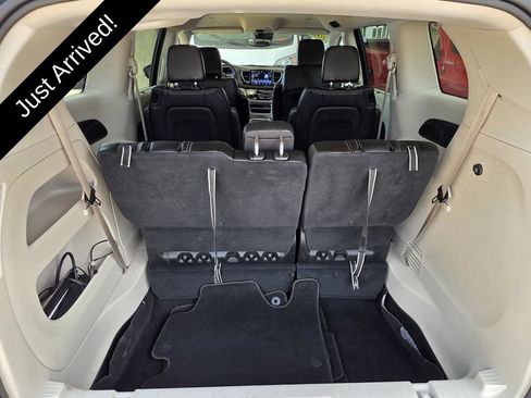 Used 2023 Chrysler Pacifica Touring-L FWD image 12