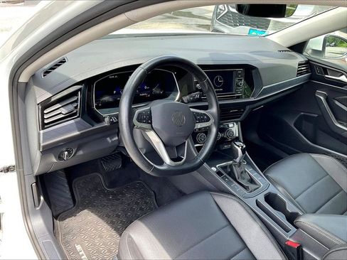 Used 2024 Volkswagen Jetta SE FWD image 8
