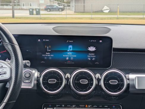 Used 2021 Mercedes-Benz GLB 250 image 20