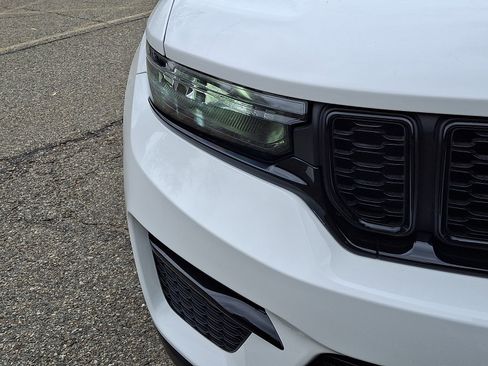 Certified 2023 Jeep Grand Cherokee Limited w/ Black Appearance Package AWD/4WD image 10