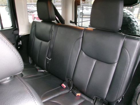 Used 2015 Jeep Wrangler Unlimited Sahara image 14