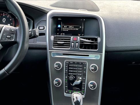 Used 2016 Volvo XC60 T5 Platinum image 6