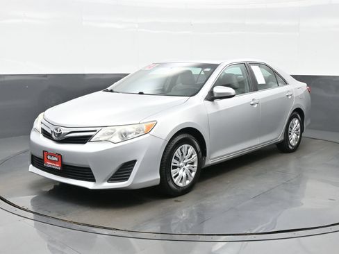 Used 2014 Toyota Camry LE FWD image 2