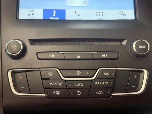 Used 2017 Ford Fusion SE w/ Fusion SE Technology Package FWD image 17