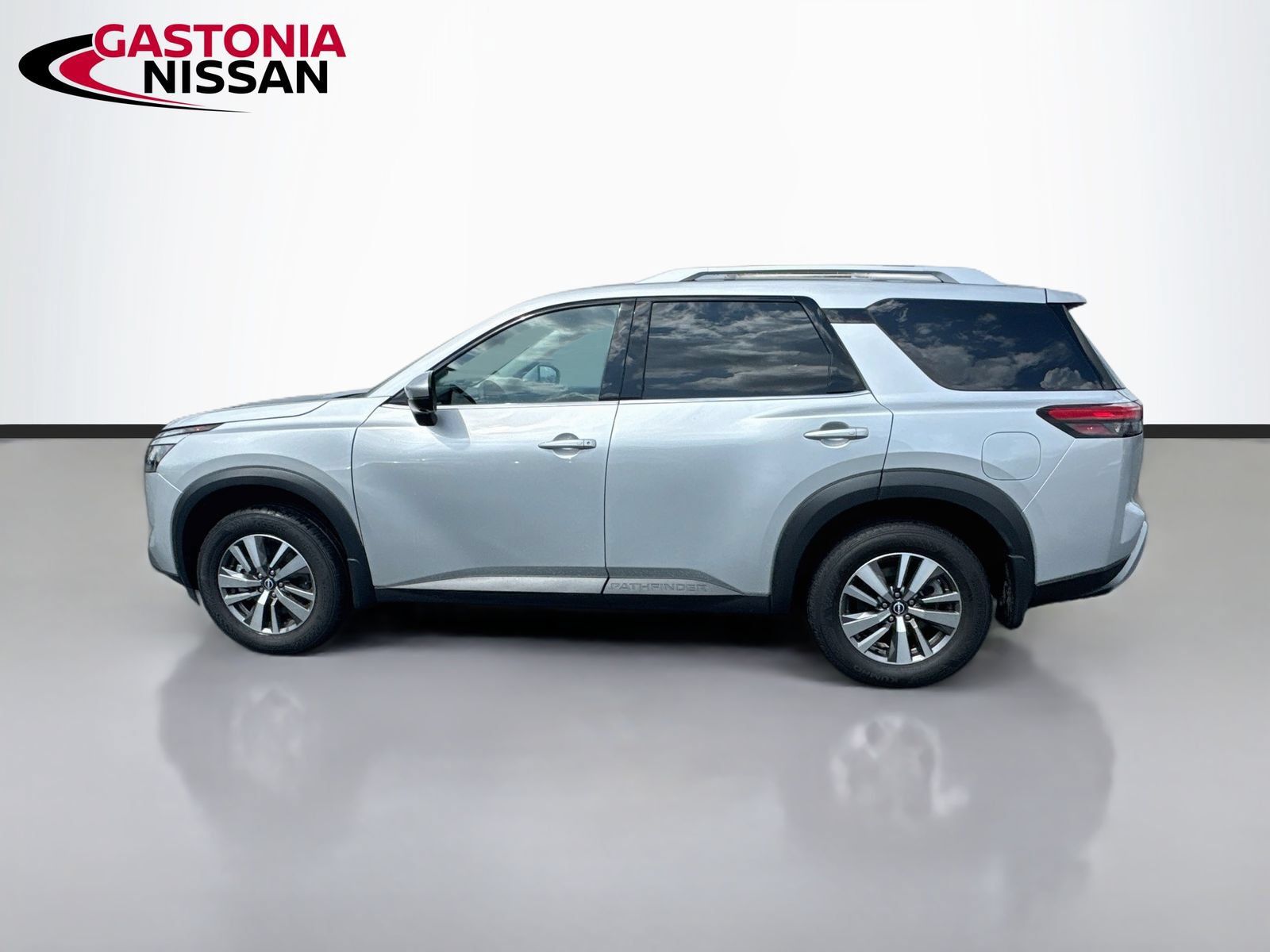 Used 2025 Nissan Pathfinder SL FWD image 5