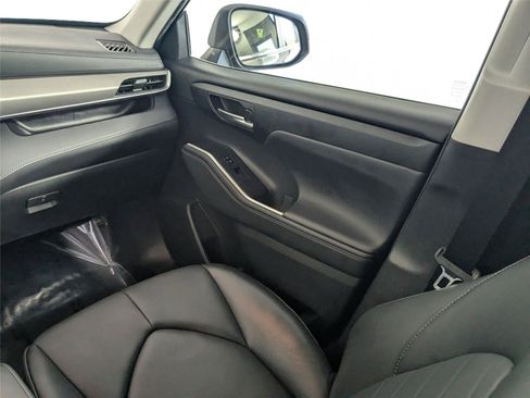 Certified 2024 Toyota Highlander XLE image 10