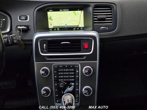 Used 2016 Volvo V60 T5 Cross Country image 25
