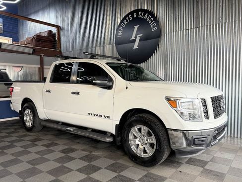 Used 2019 Nissan Titan SV w/ SV Convenience Package image 2