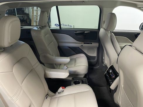 Used 2023 Lincoln Aviator AWD w/ Premium Package image 24