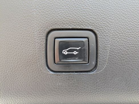 Used 2023 Chevrolet Traverse LT image 13